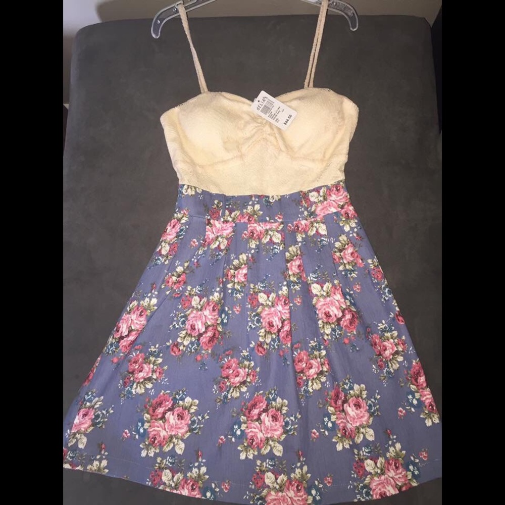 DELiAS- ivory/floral dress!